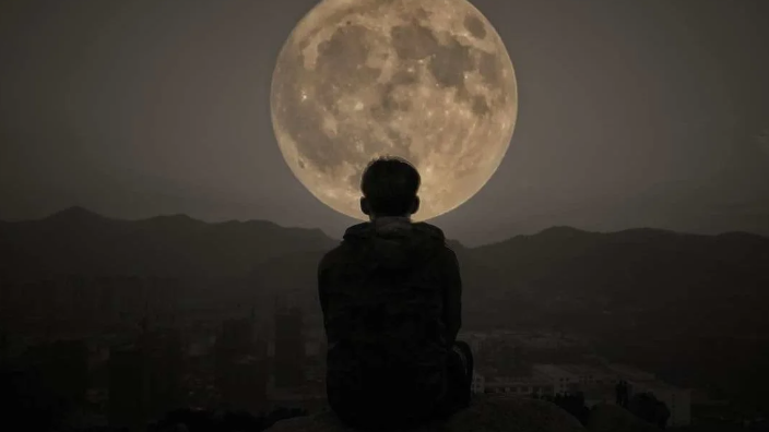 Coping With Sleep Issues as an Empath During a Full Moon